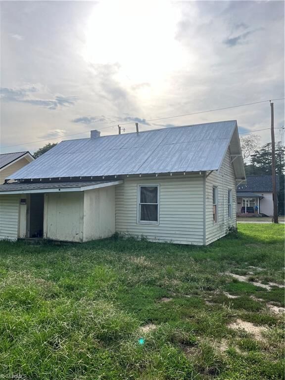 Property Photo: 1801 SE Center Street NC 27127