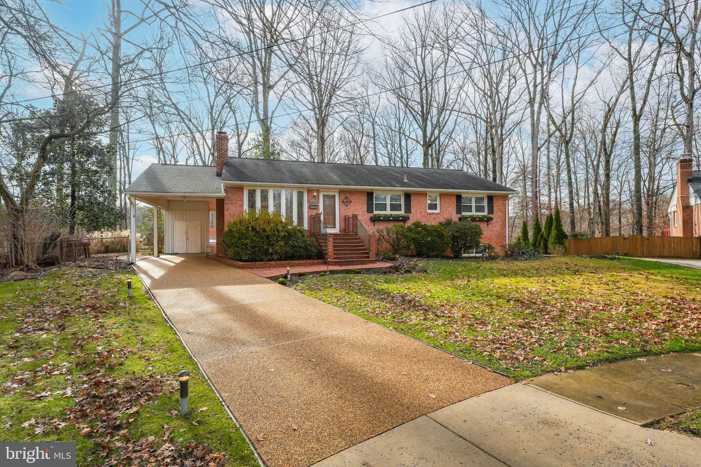 Property Photo: 5616 Rathbone Place VA 22151