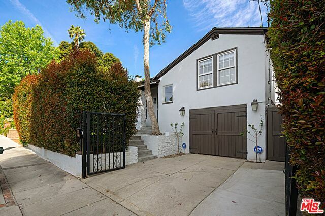 Property Photo:  9023 Phyllis Ave  CA 90069 