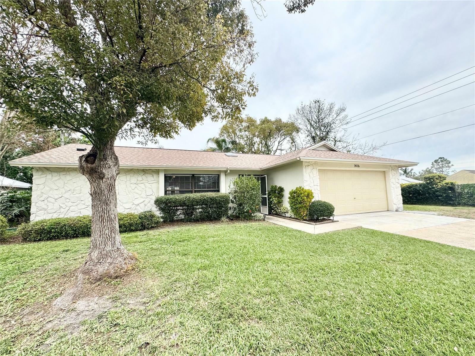 Property Photo:  1416 Glenmere Drive  FL 33511 