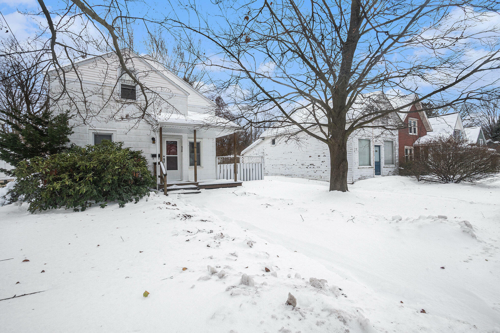 Property Photo:  928 Phoenix Street  MI 49090 