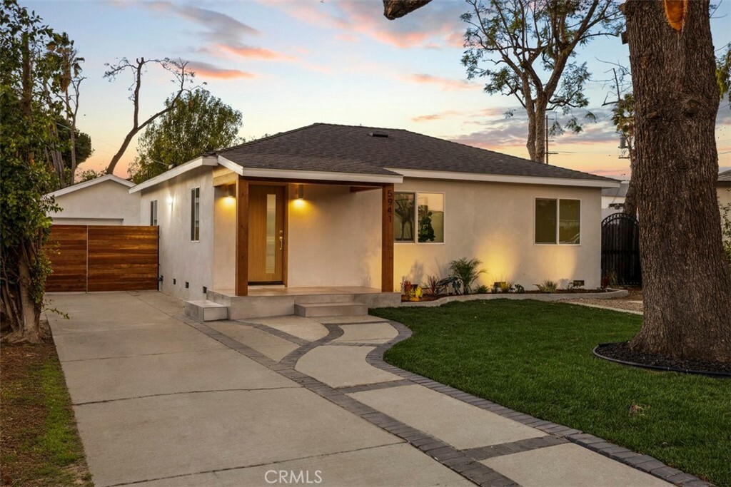 Property Photo:  5941 Tobias Avenue  CA 91411 