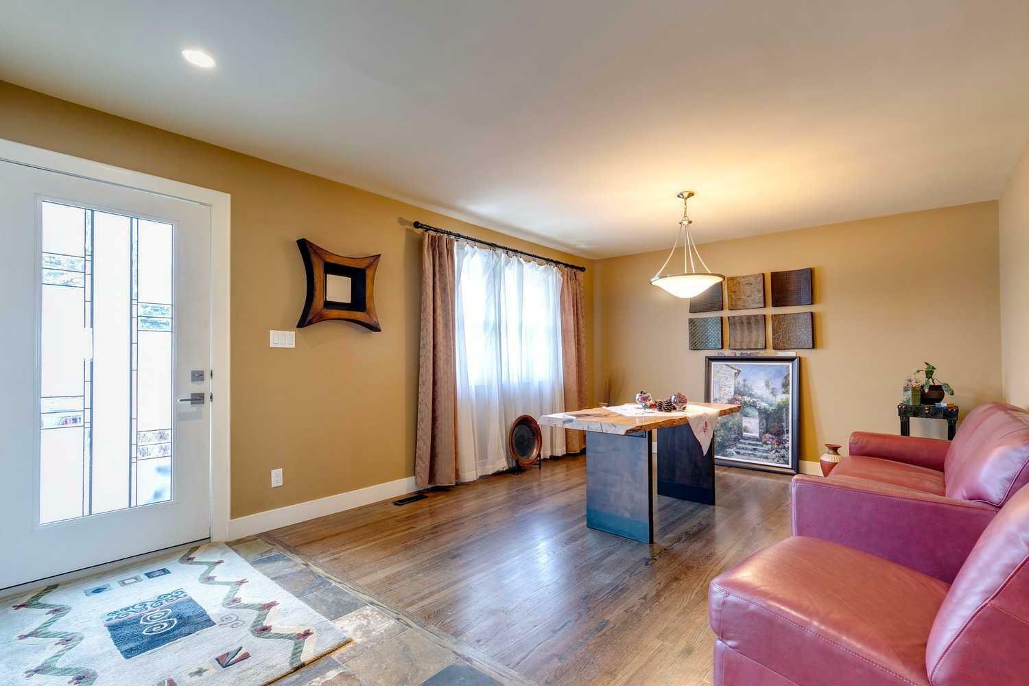 Property Photo:  3140 46 Street SW  AB T3E 3W8 