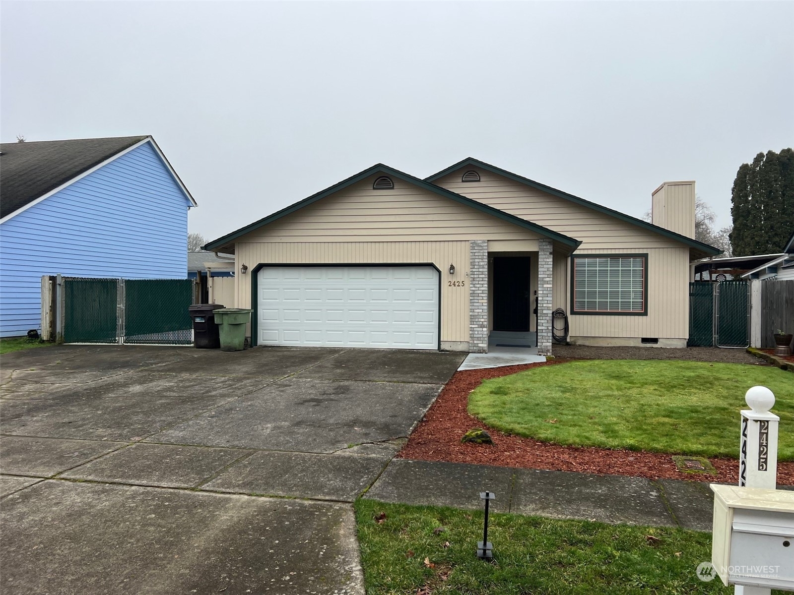 Property Photo:  2425  Hickory Avenue  WA 98632 