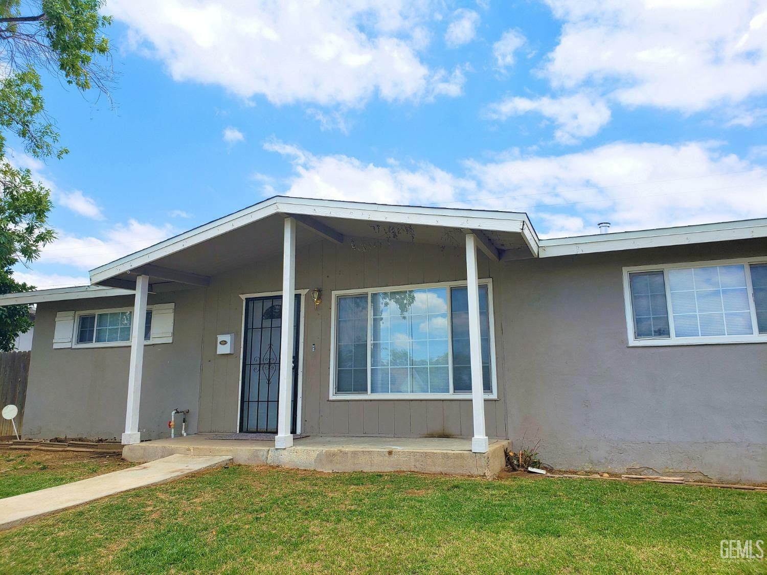 Property Photo:  2909 Hollins Street  CA 93305 