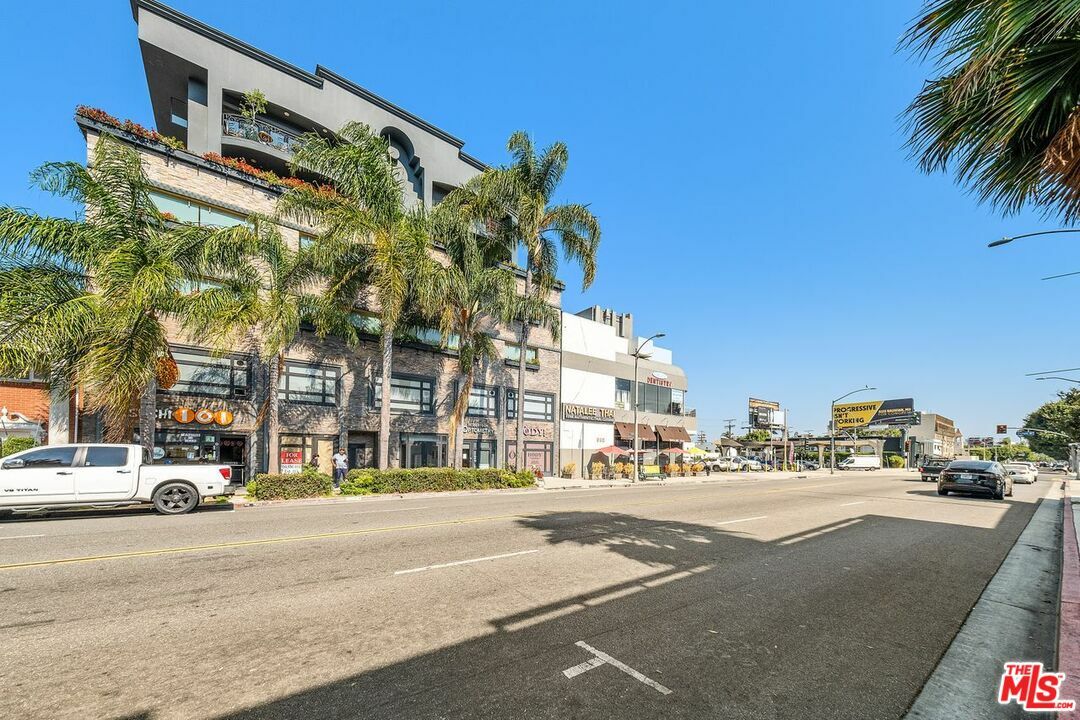 Property Photo:  930 S Robertson Blvd 504  CA 90035 