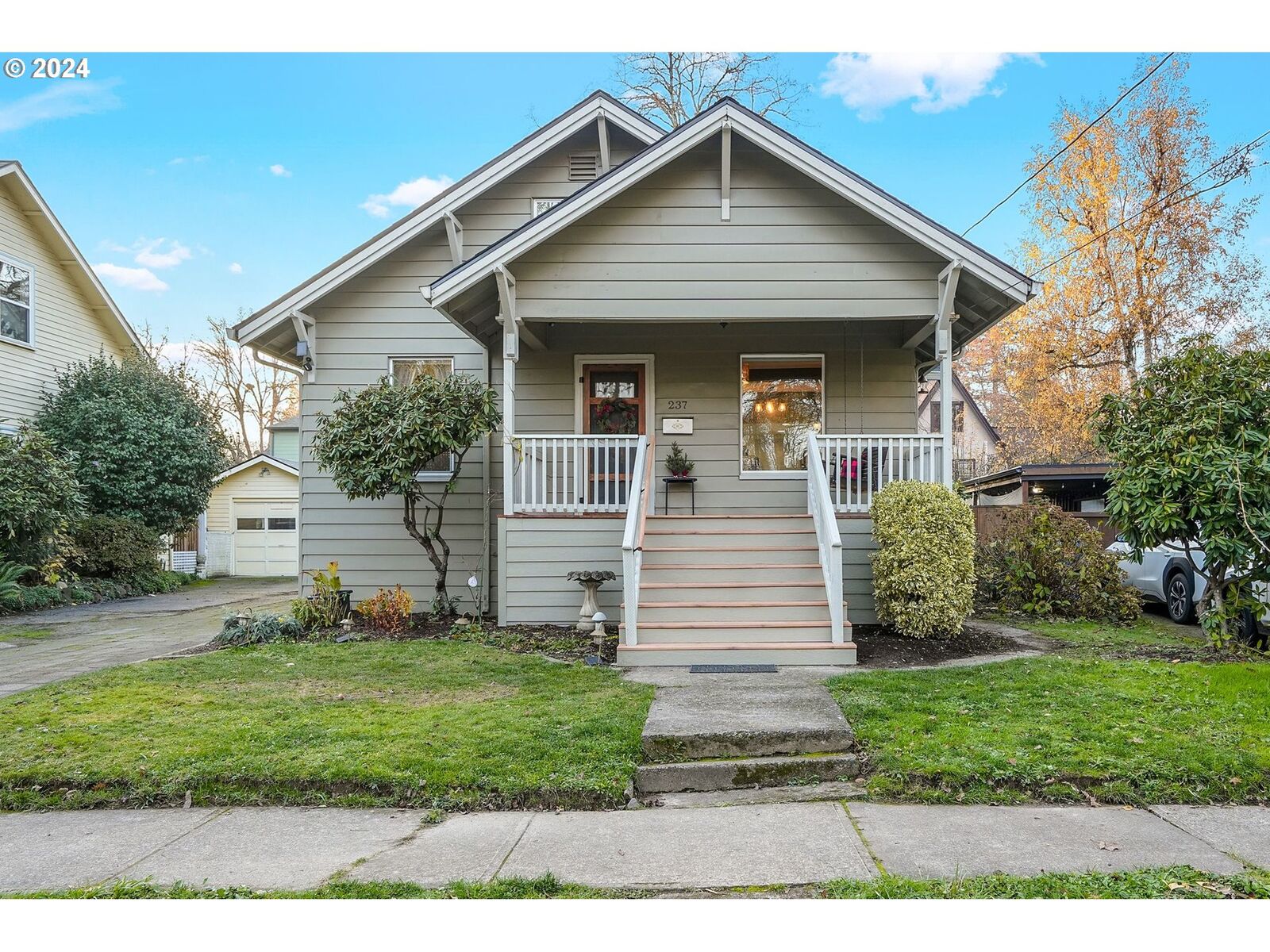 Property Photo: 237 SE Richmond Ave OR 97301