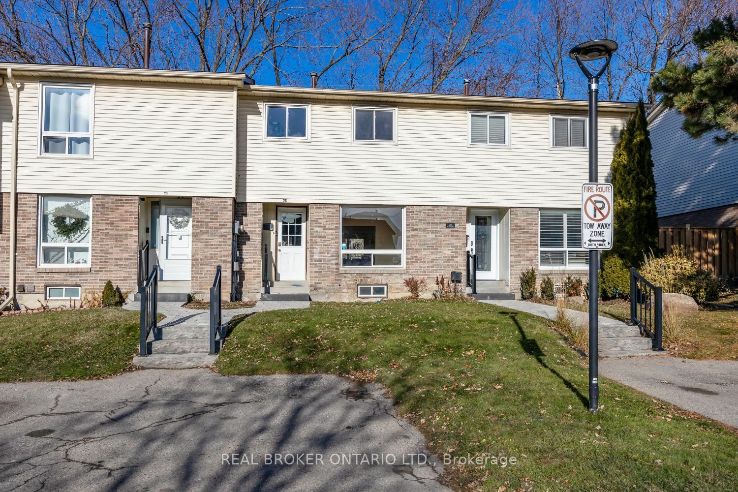 Property Photo:  611 Galahad Dr 26  ON L1K 1M1 