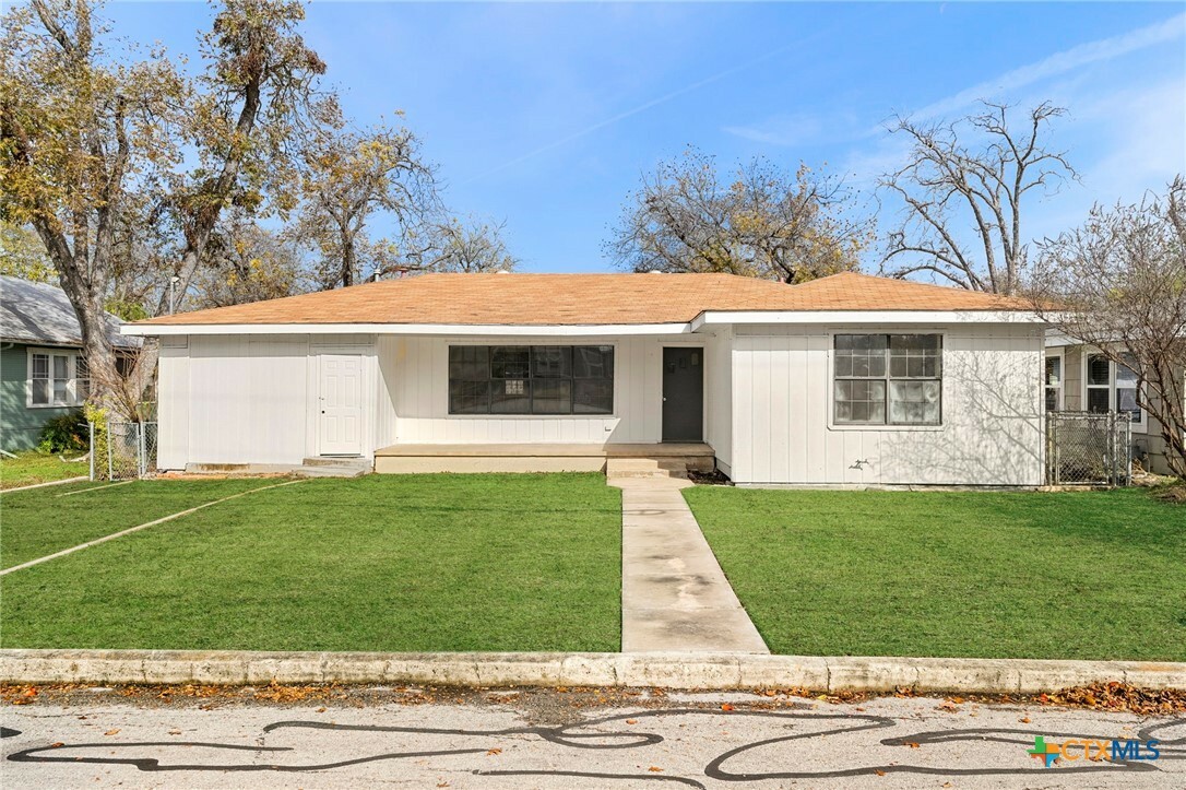 Property Photo: 567 Avenue A Street TX 78130