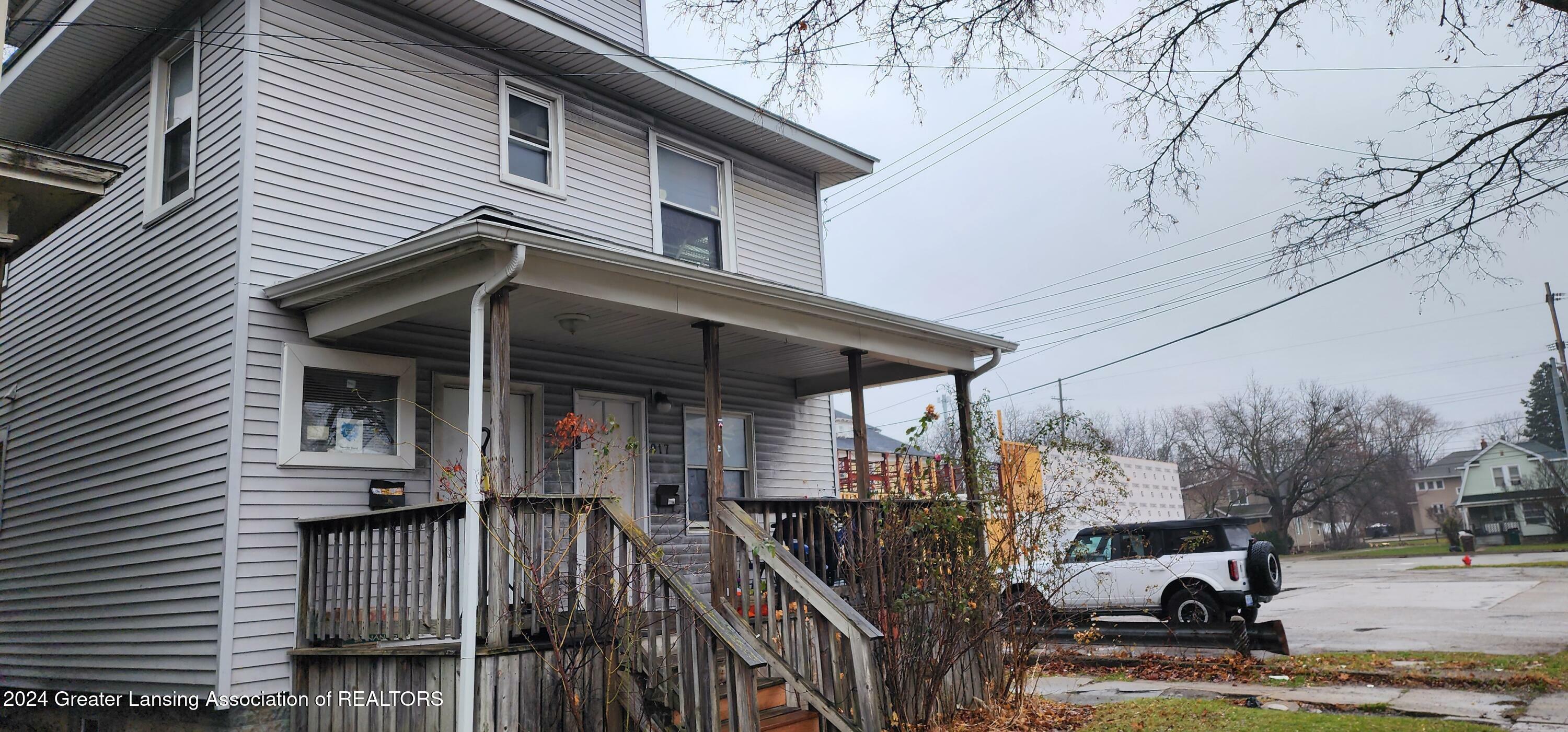 Property Photo:  917 E Kalamazoo Street  MI 48912 