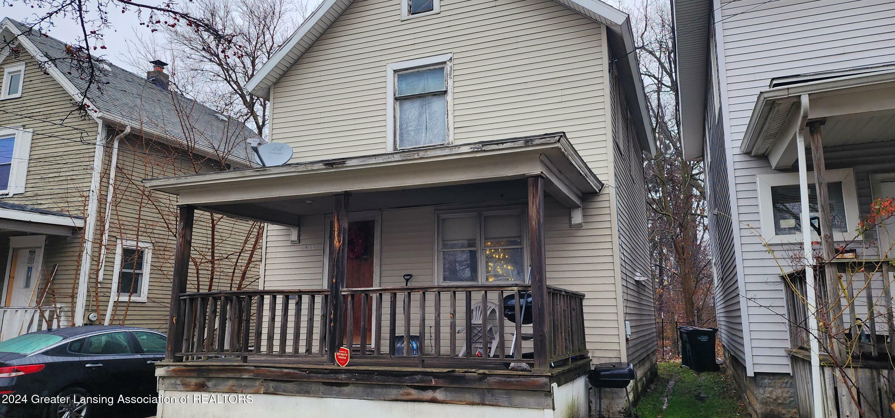 Property Photo:  911 E Kalamazoo Street  MI 48912 