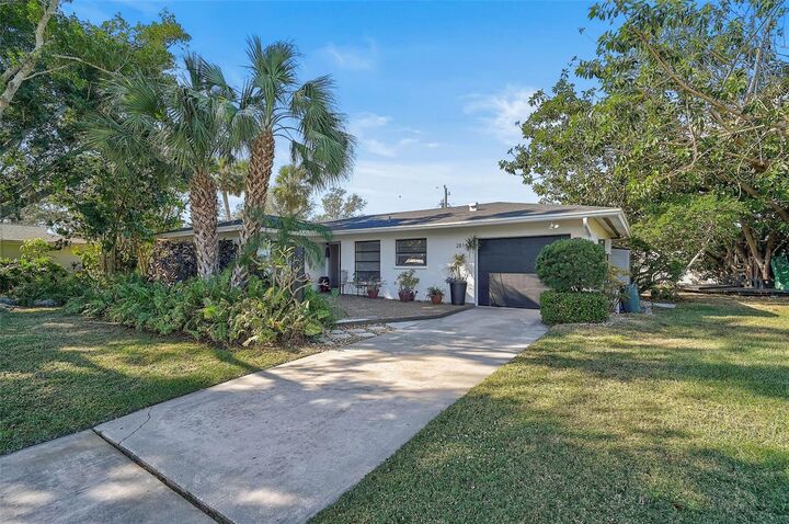 Property Photo:  2814 Suncrest Drive  FL 34239 