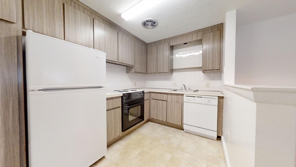 Property Photo:  31 Warren Street B2  MA 02453 