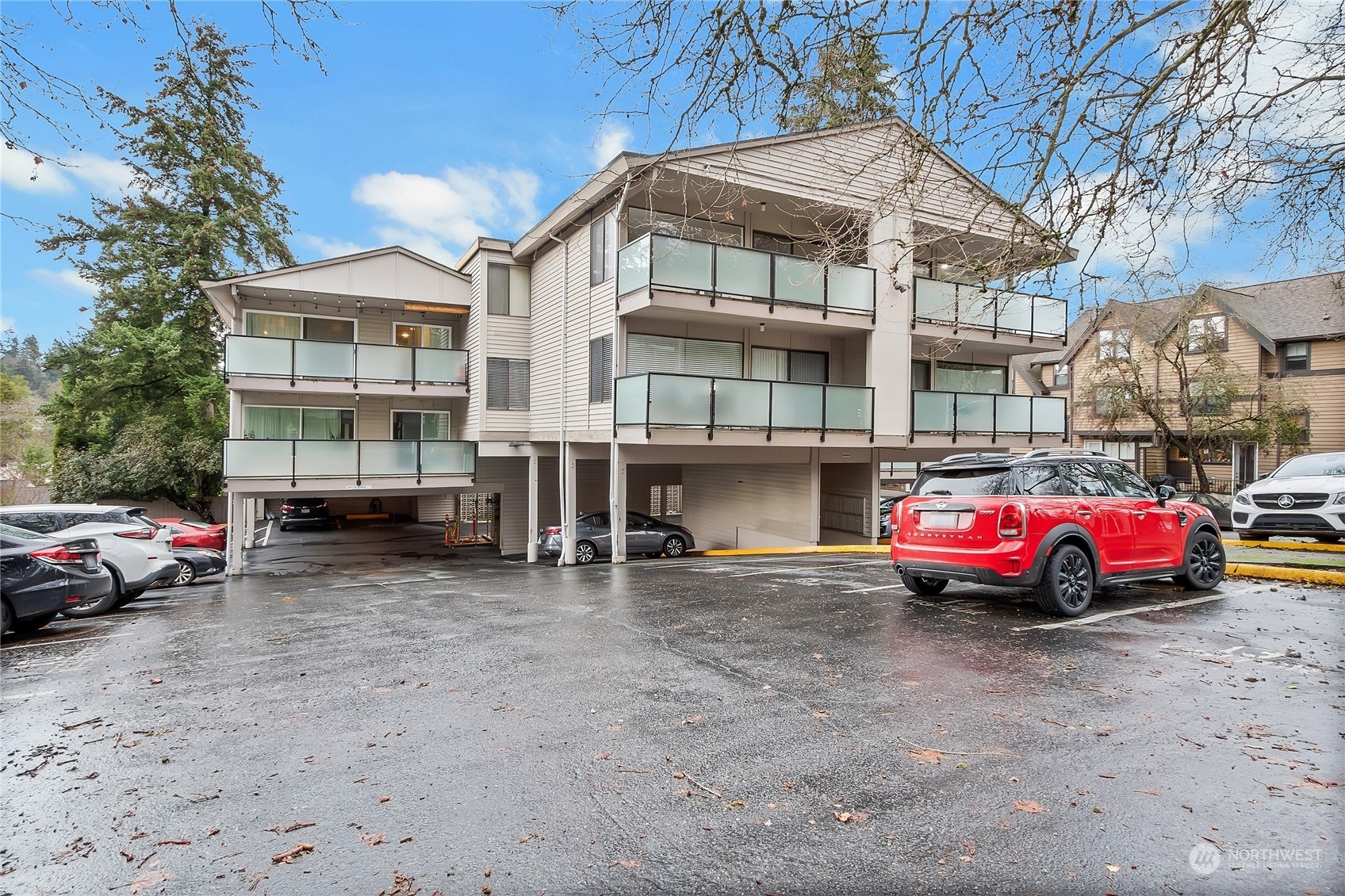 Property Photo:  321  Bellevue Way SE 102  WA 98004 