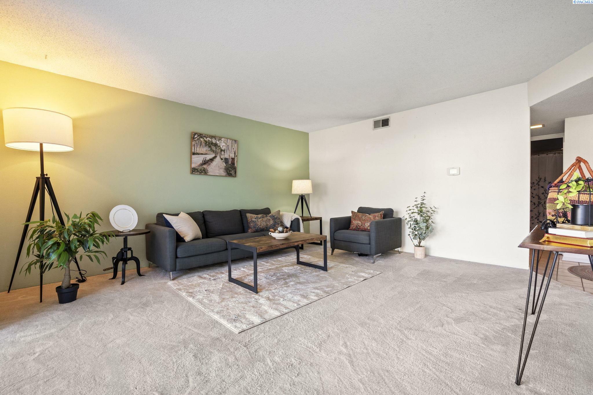 Property Photo:  2401 W Canal Dr Unit 8-B  WA 99336 