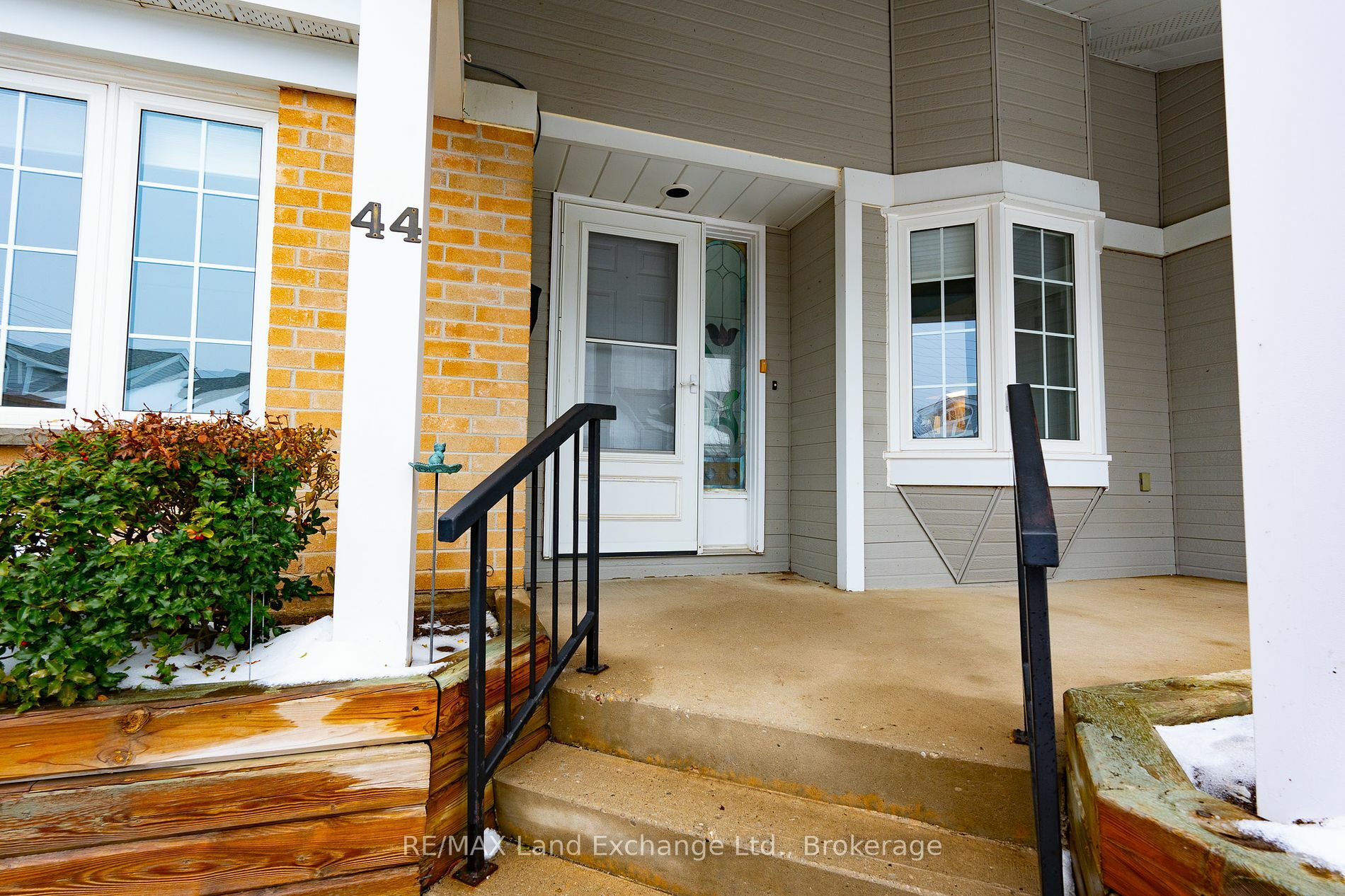 Property Photo:  954 Arlington St 44  ON N0H 2C4 