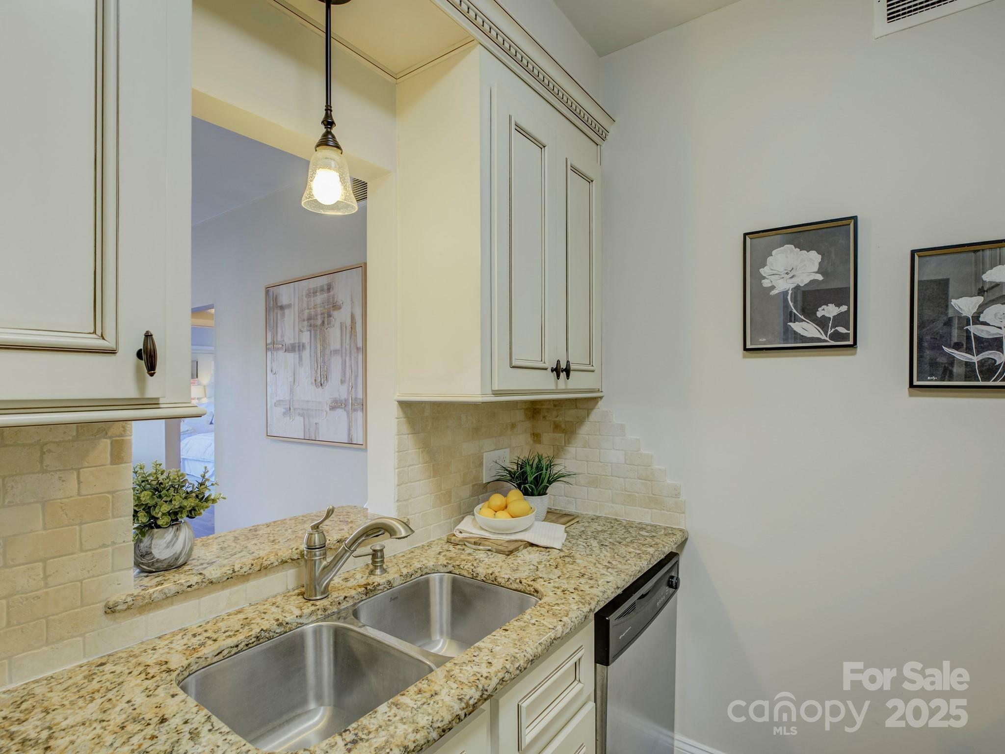 Property Photo: 224 N Poplar Street 19 NC 28202