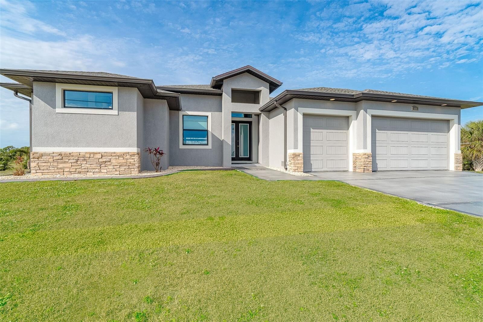 Property Photo:  195 W Pine Valley Lane  FL 33947 