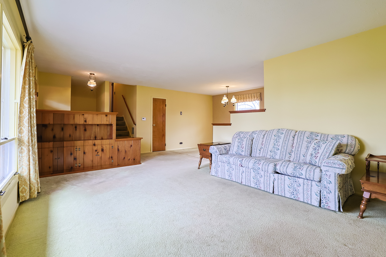 Property Photo:  352 Sioux Lane  IL 60188 