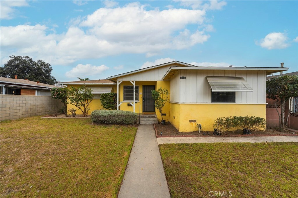 Property Photo:  606 S Pine Street  CA 92805 