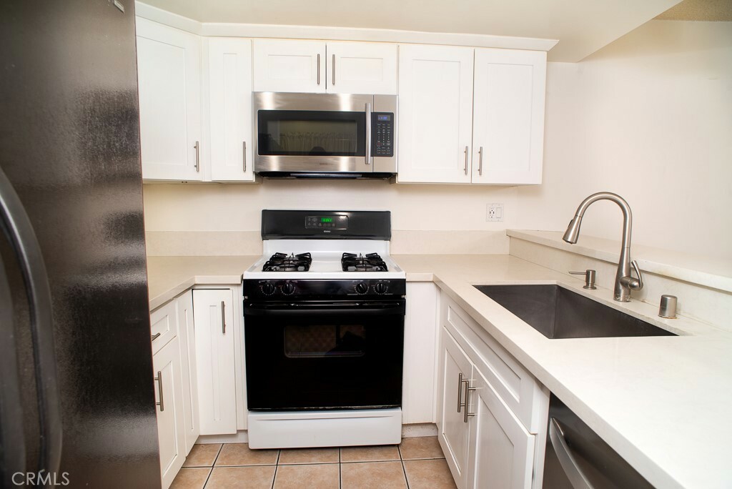 Property Photo:  1718 Puente Avenue 40  CA 91706 