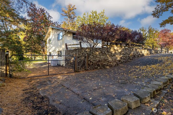 Property Photo:  118  Delmas Street  WA 99362 