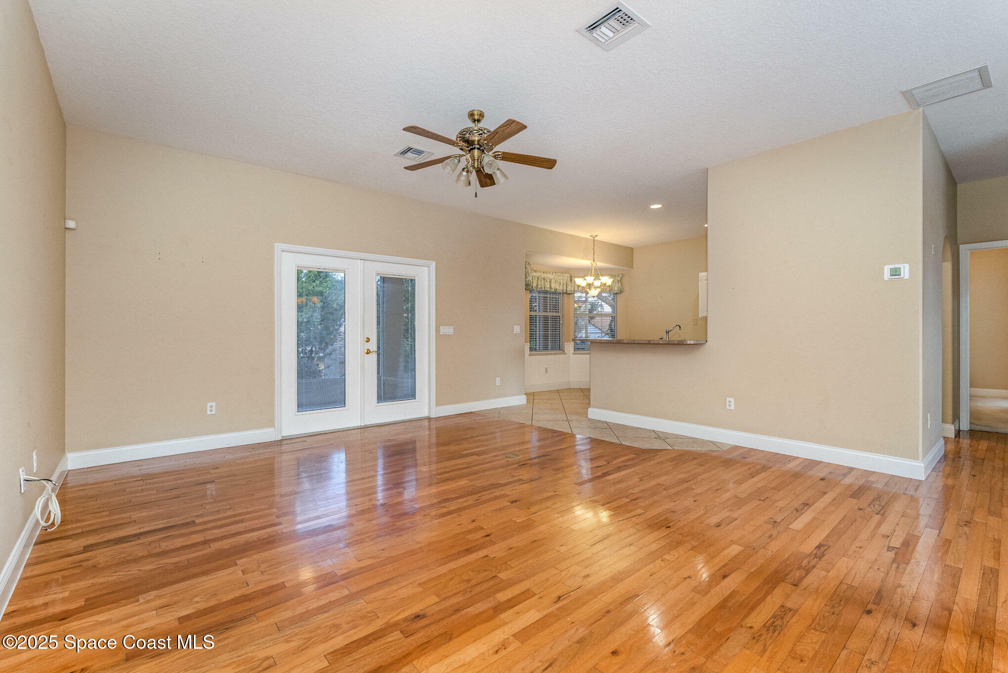 Property Photo: 833 Parkwood Avenue FL 32796