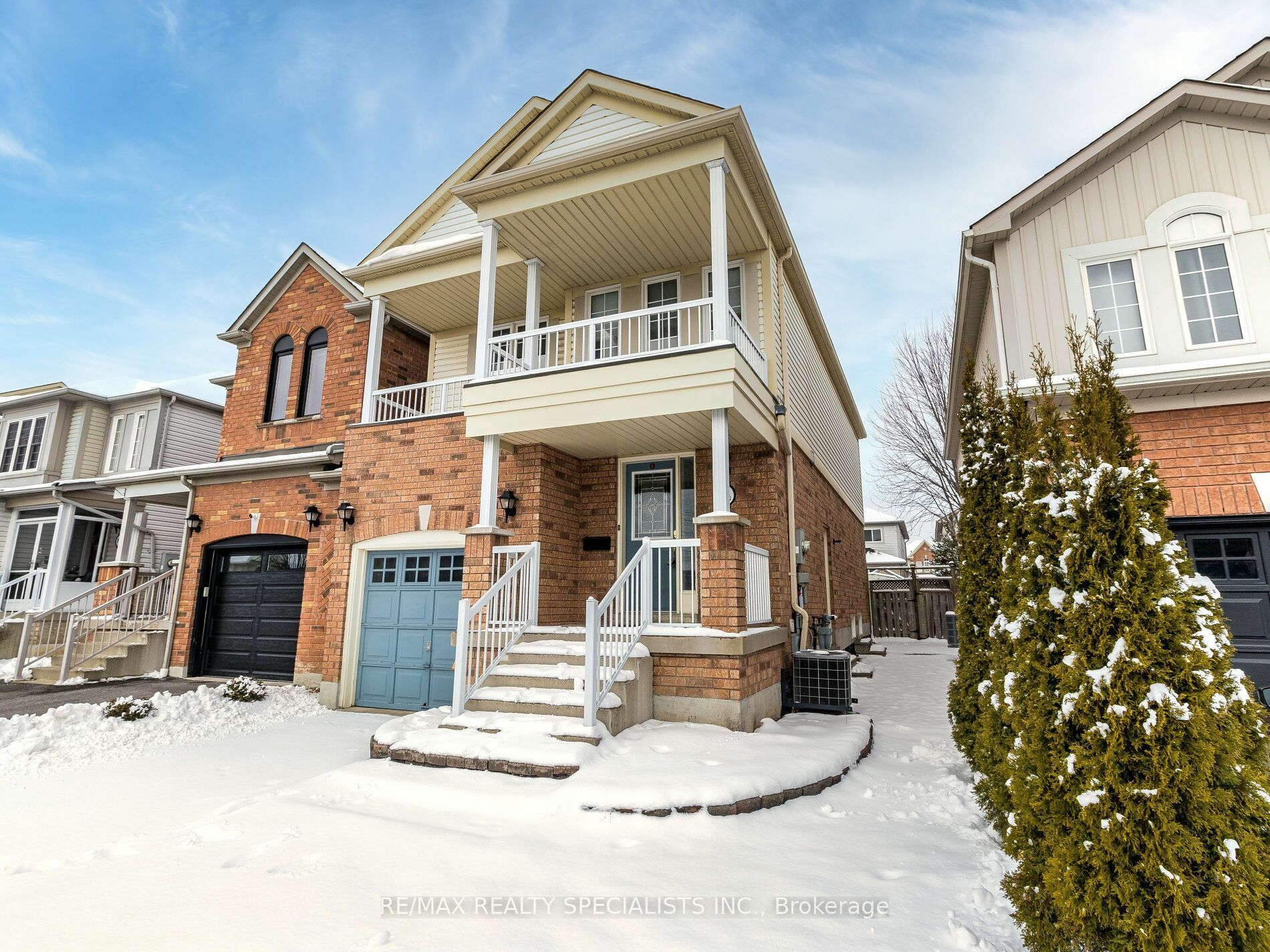 Property Photo:  4 Longueuil Pl  ON L1R 3G9 