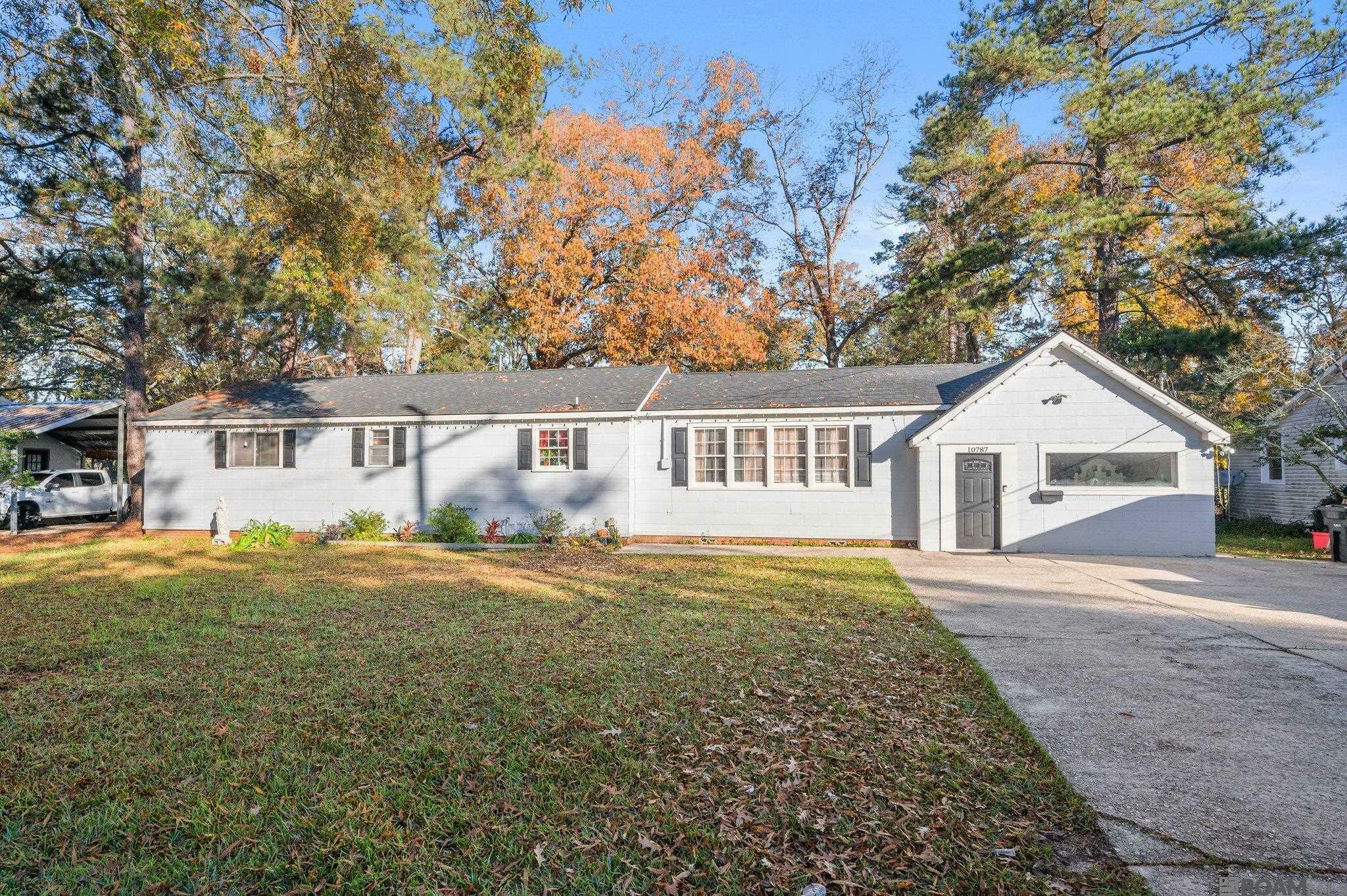 Property Photo: 10787 Red Oak Dr LA 70815