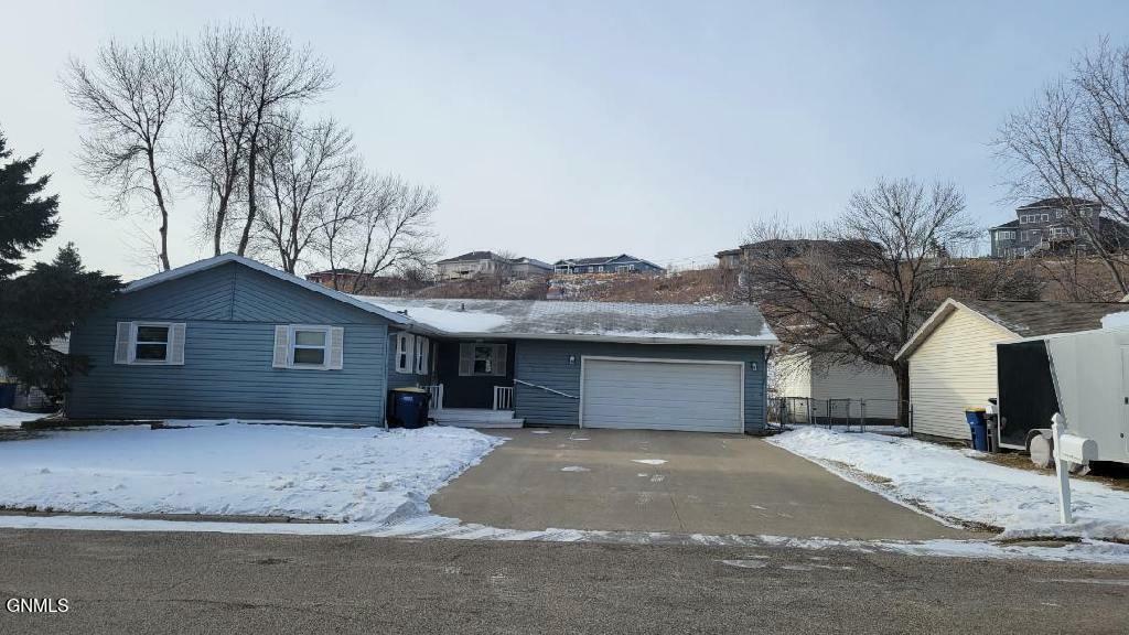 Property Photo:  1405 5th Avenue NW  ND 58401 