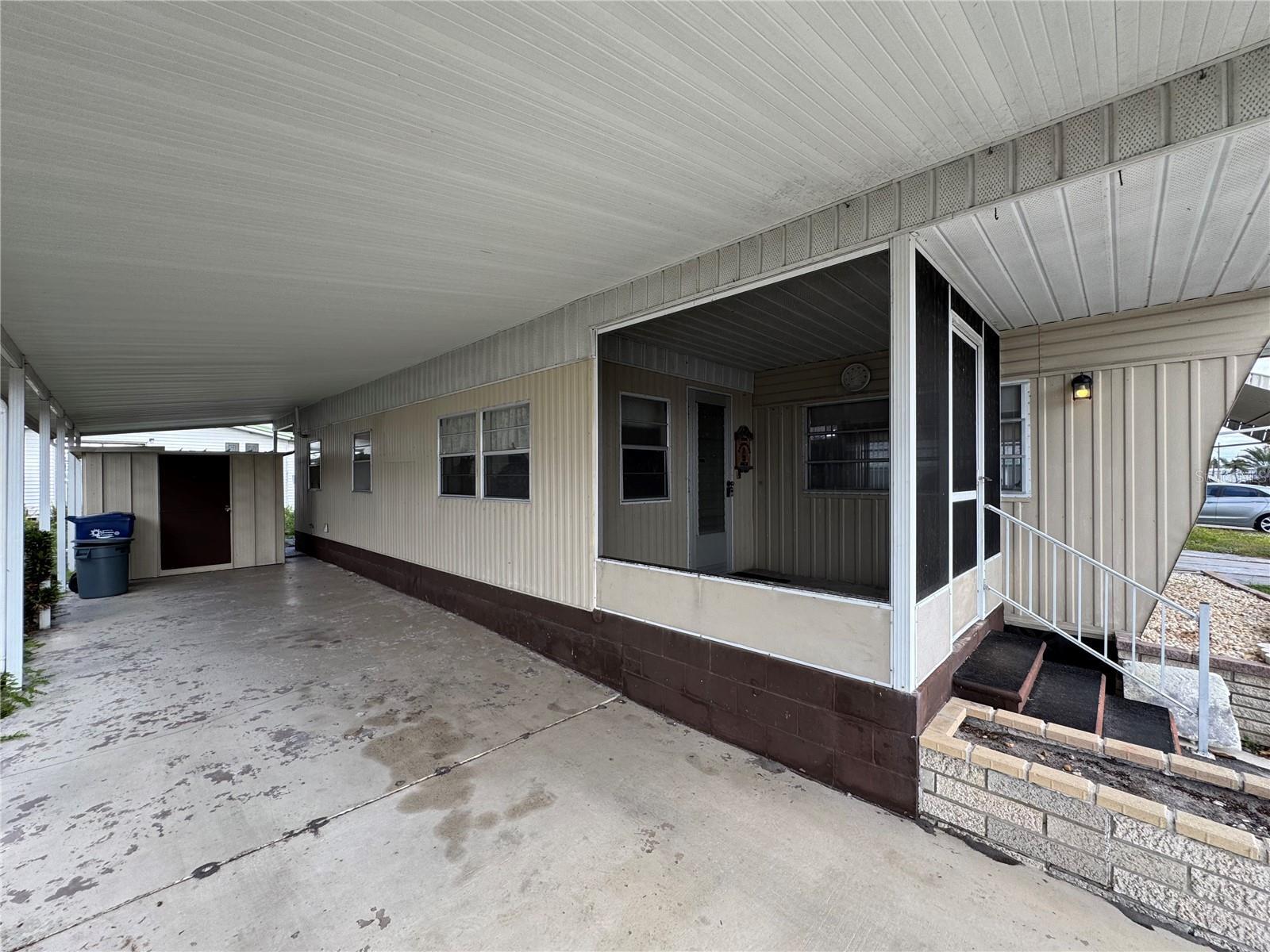 Property Photo: 611 50th Avenue Drive W FL 34207