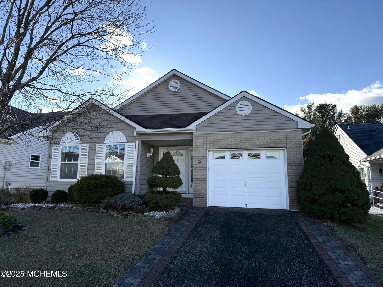Property Photo:  5 Trent Drive  NJ 08757 