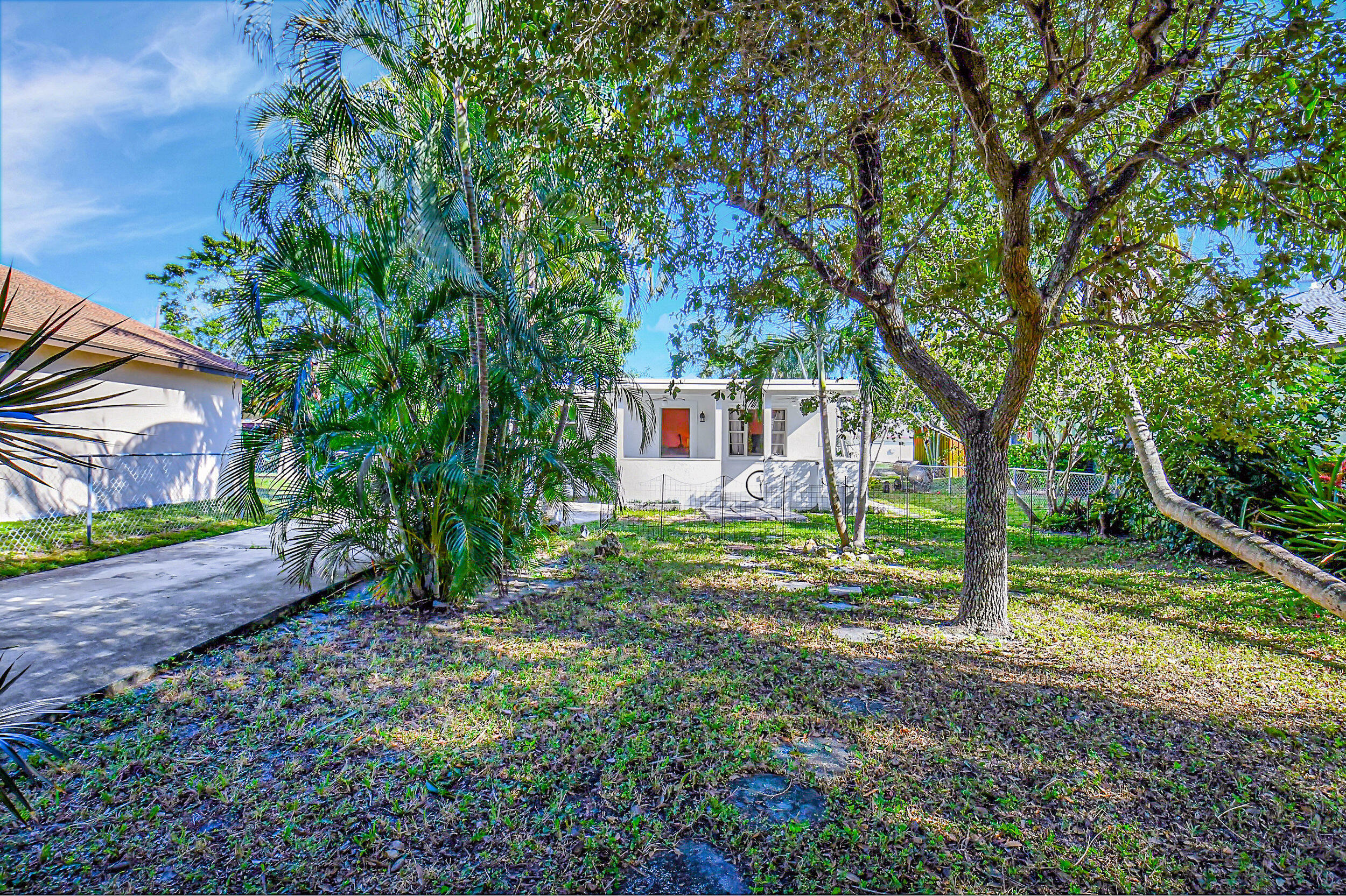 Property Photo:  237 SW 3rd Avenue  FL 33444 