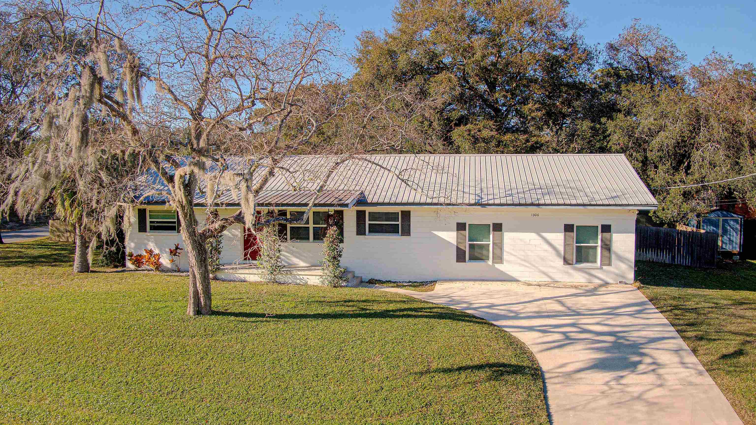 Property Photo:  1306 Shore Dr  FL 32086 