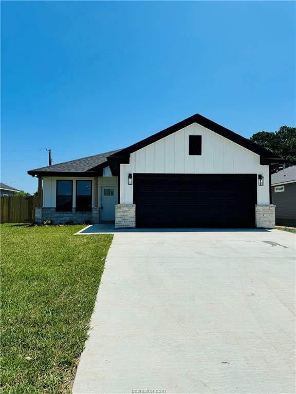 Property Photo:  1609 Hackberry Street  TX 77859 