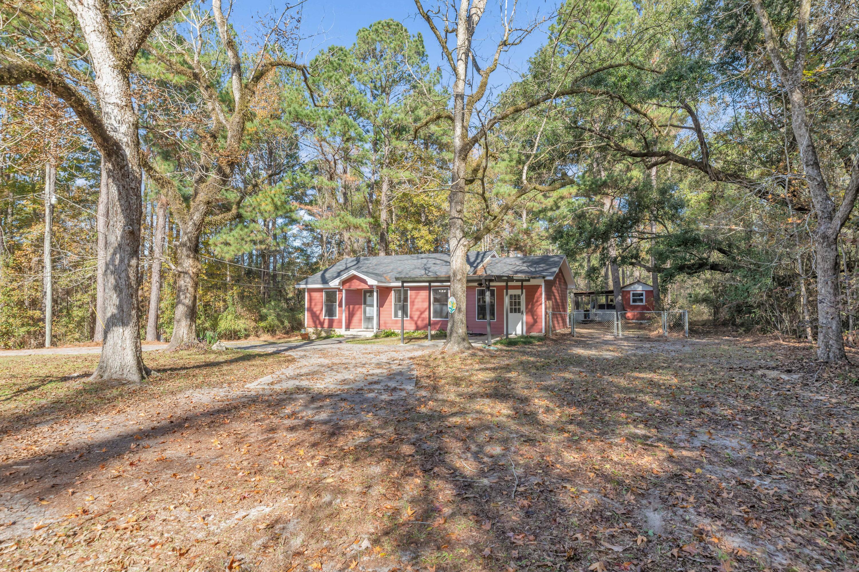 Property Photo: 2111 Petal Place FL 32536