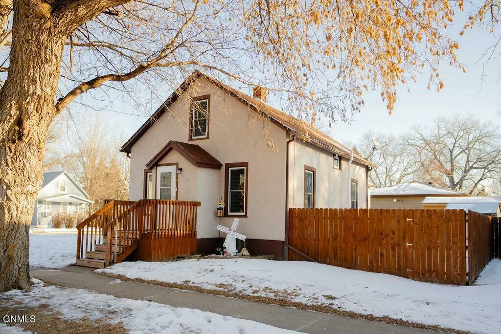 Property Photo:  301 6th Avenue SW  ND 58401 