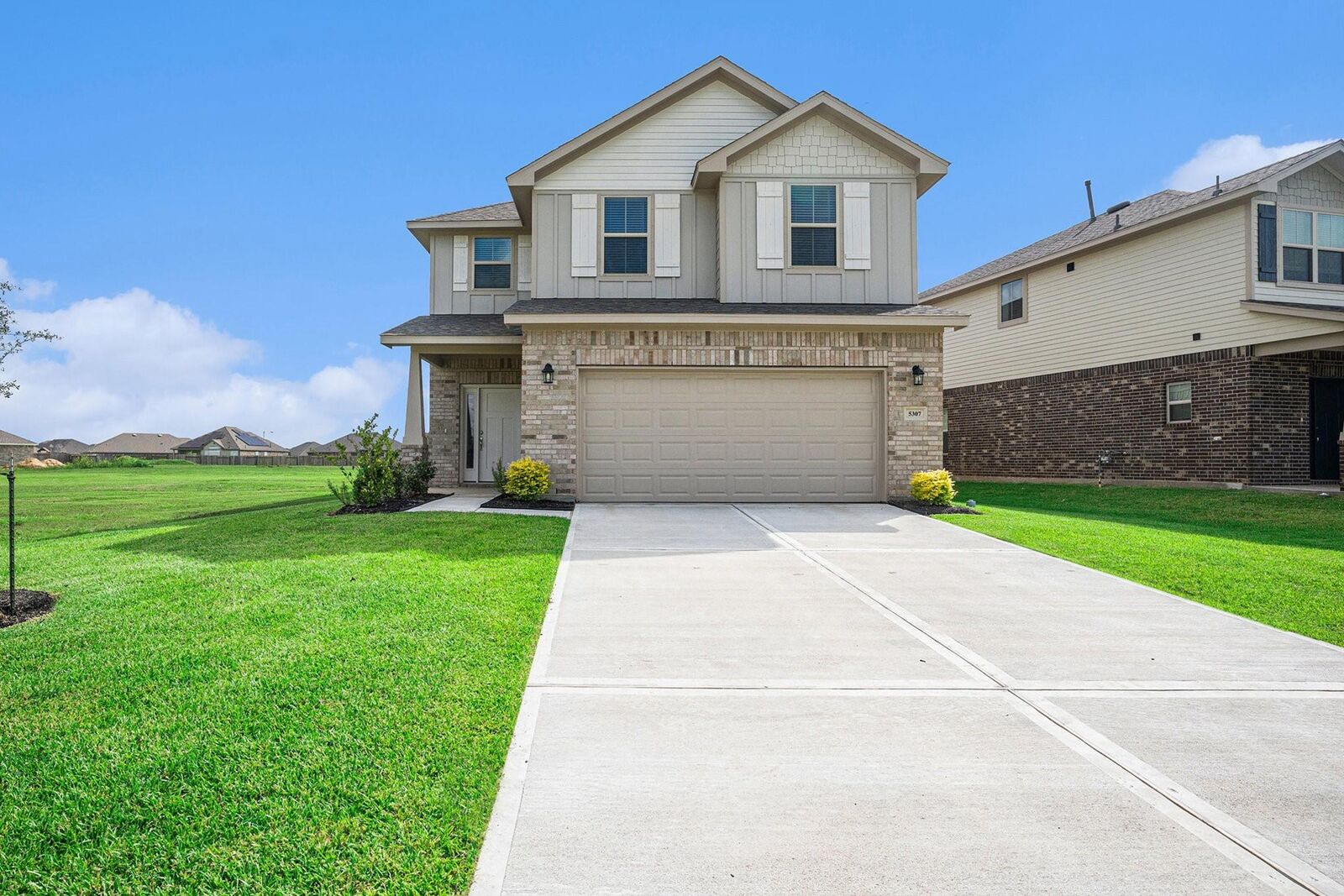Property Photo: 5307 W Bayou Maison Circle TX 77539