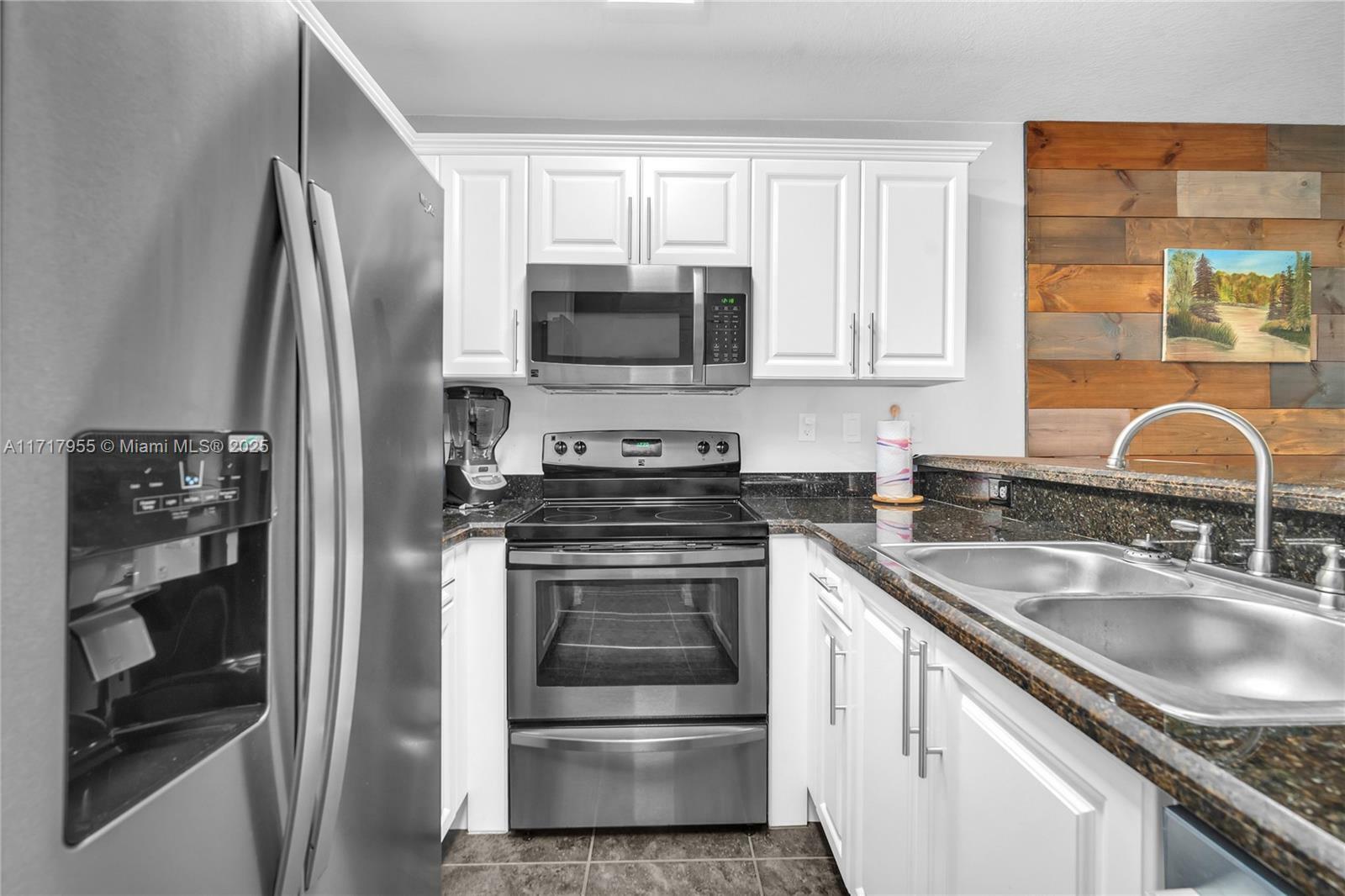 Property Photo: 4923 SW 66th Ter 4923 FL 33314