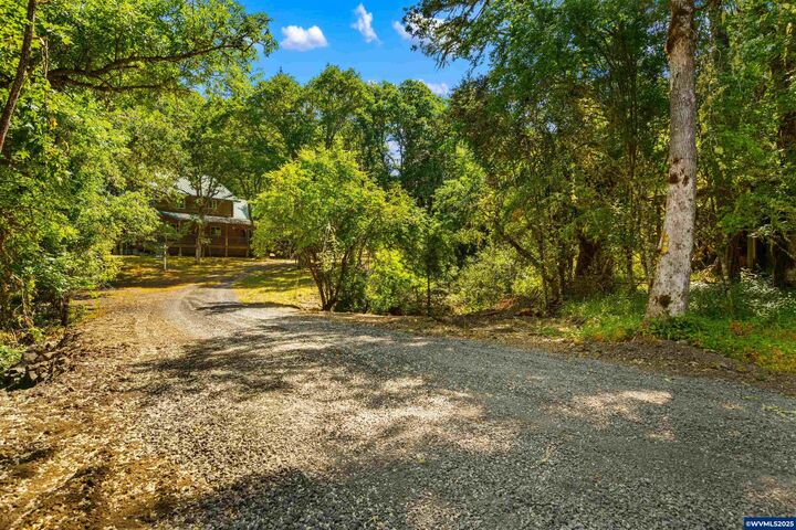 Property Photo: 1470 East Willis Creek Rd OR 97496