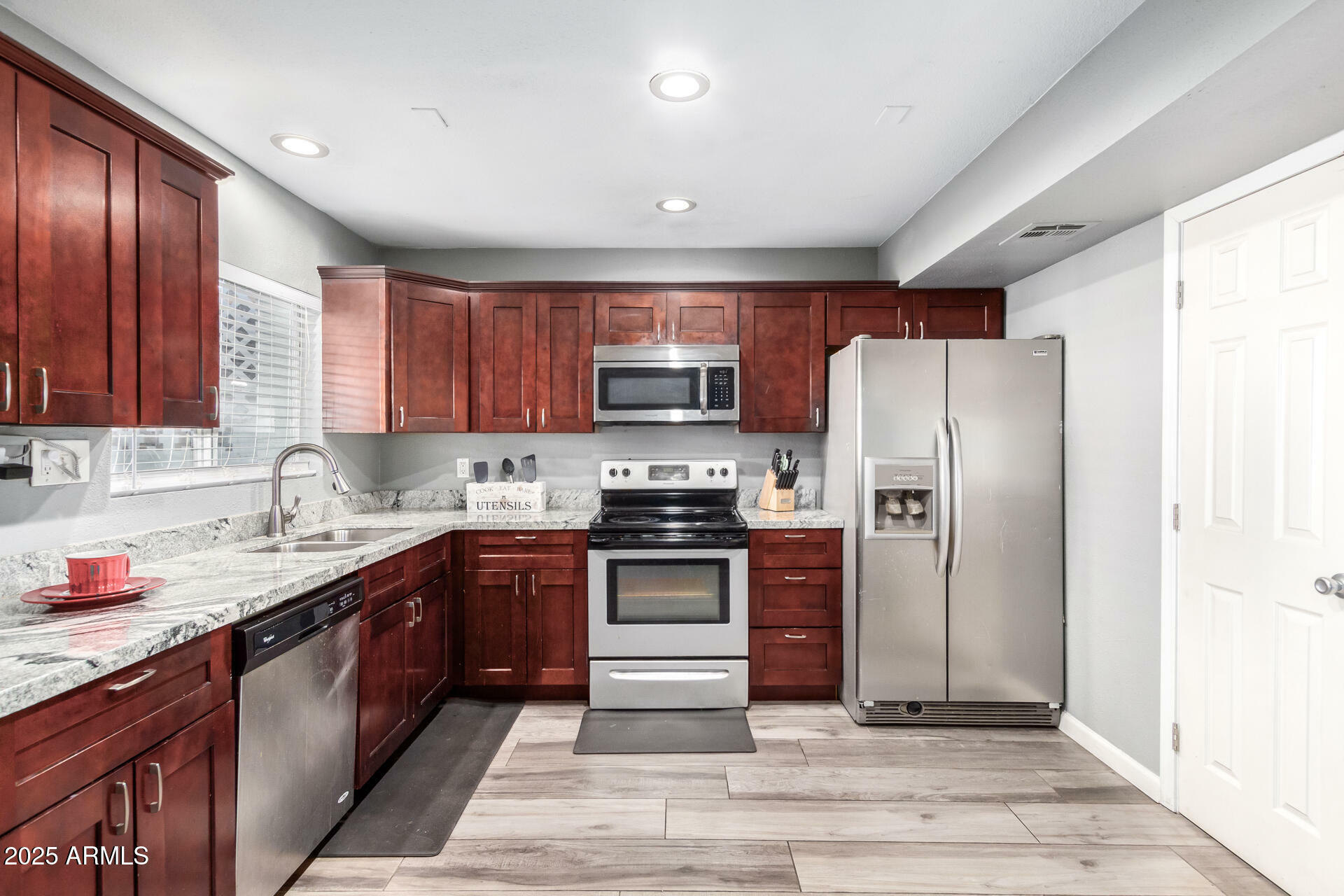 Property Photo: 6622 N 43rd Avenue AZ 85301