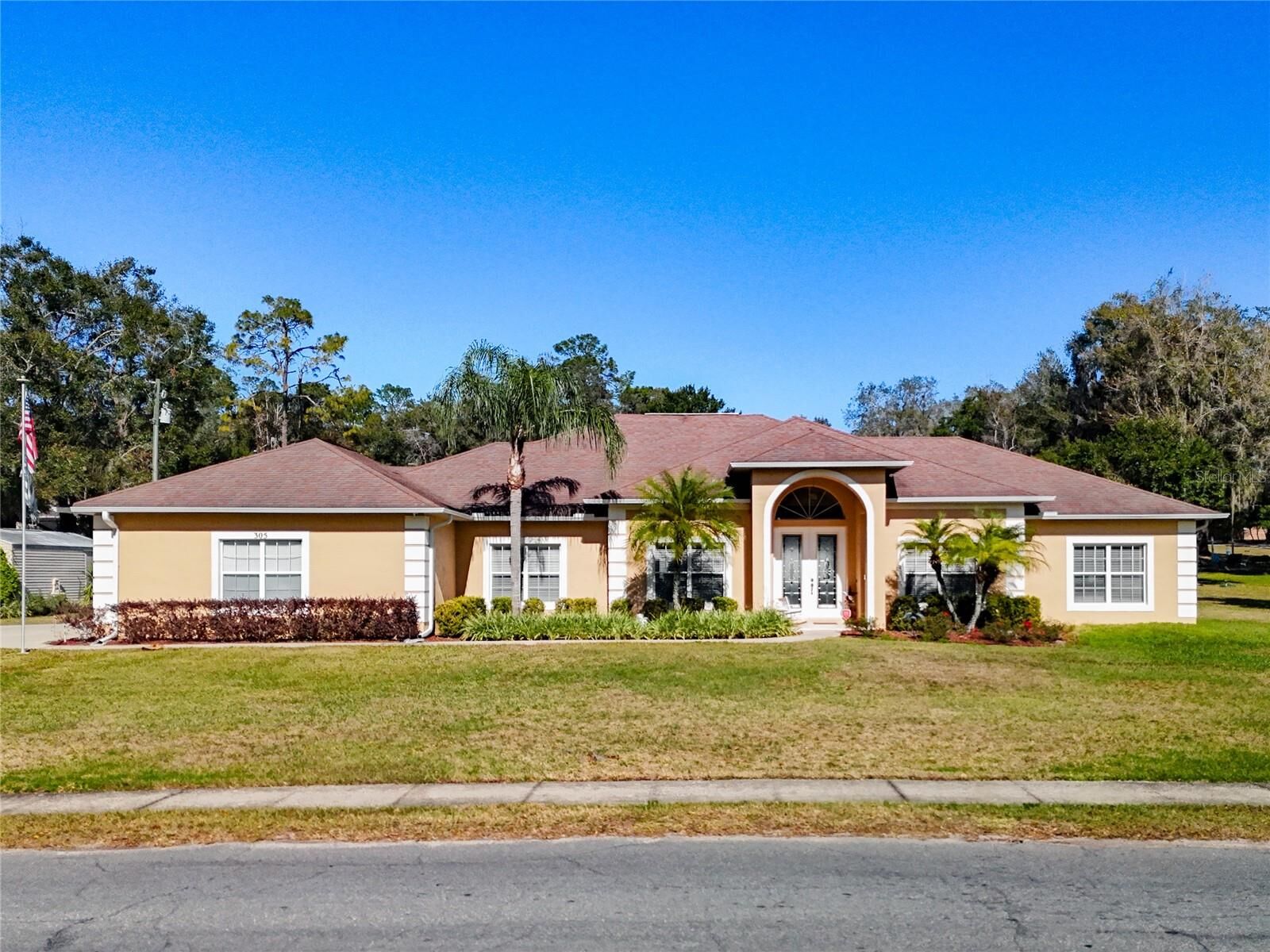 Property Photo: 305 W Lady Lake Boulevard FL 32159