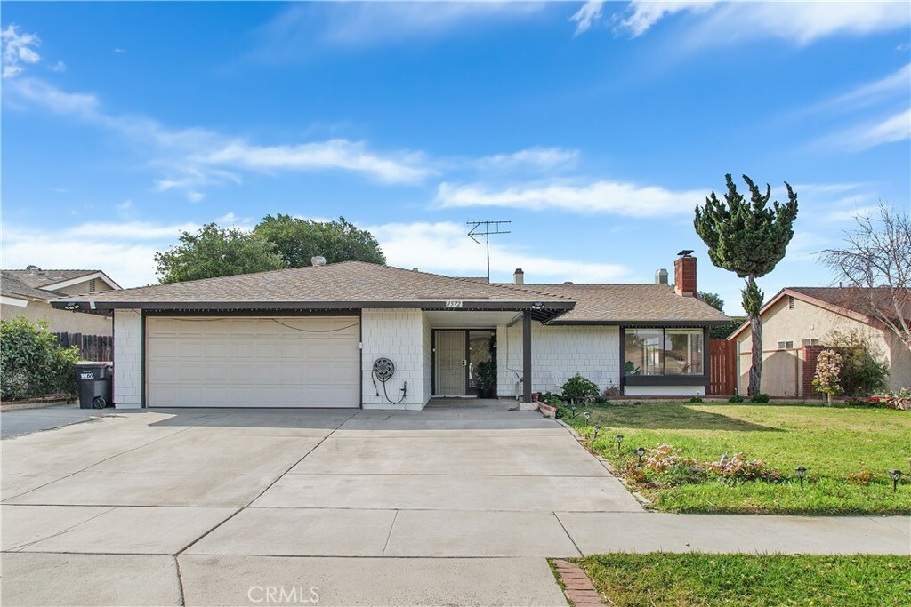 Property Photo:  1572 Evergreen Lane  CA 92879 