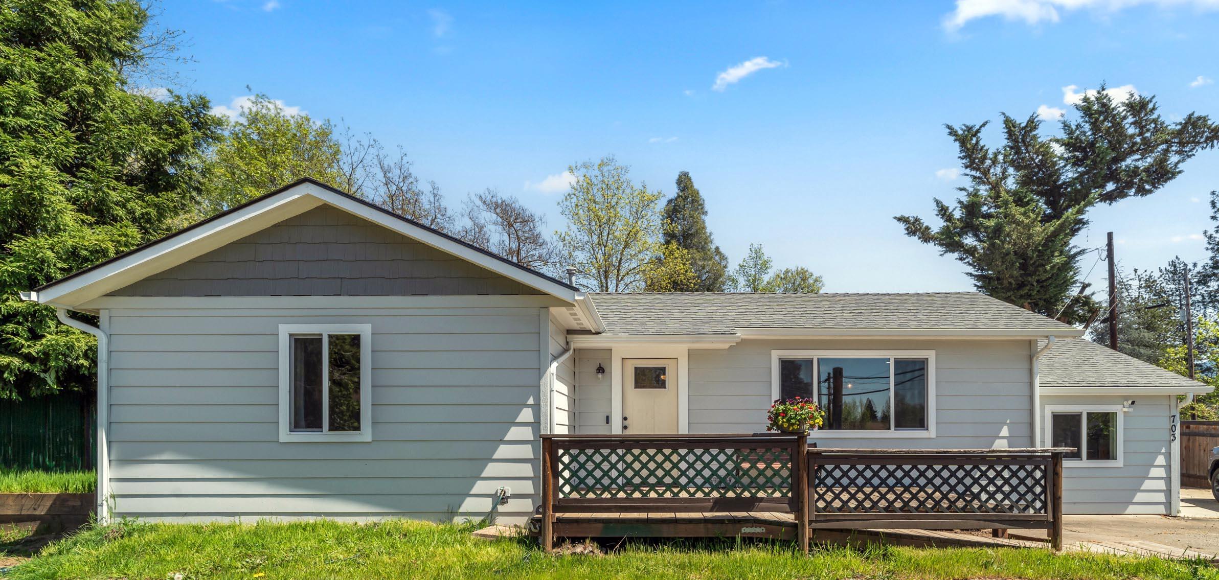 Property Photo: 703 NE 10th Street OR 97526