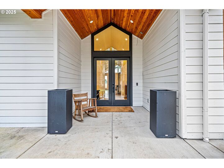 Property Photo: 683 Oak St OR 97477