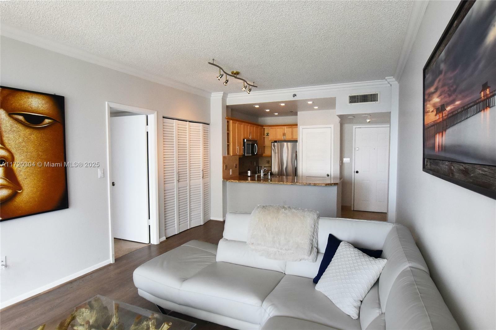 Property Photo:  540 Brickell Key Dr 1812  FL 33131 