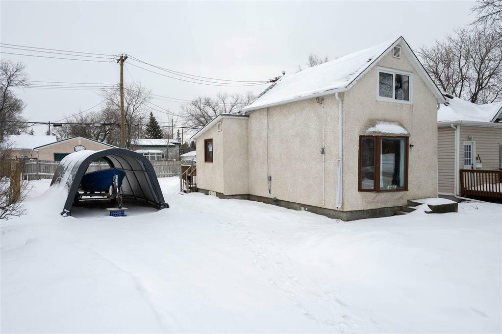 Property Photo:  900 Dugas Street  MB R2J 0Z8 