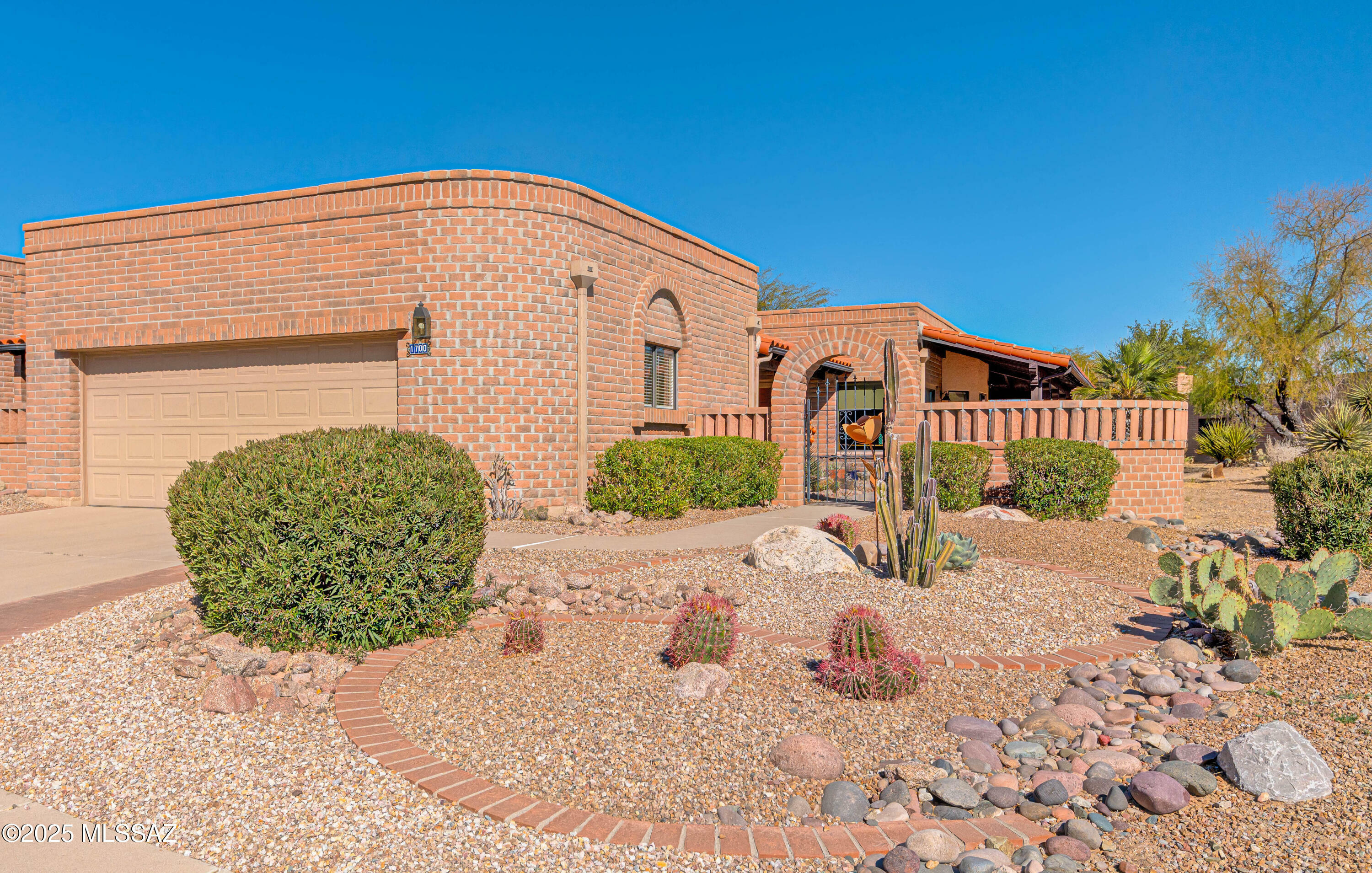 Property Photo:  1700 W Via De La Gloria  AZ 85622 