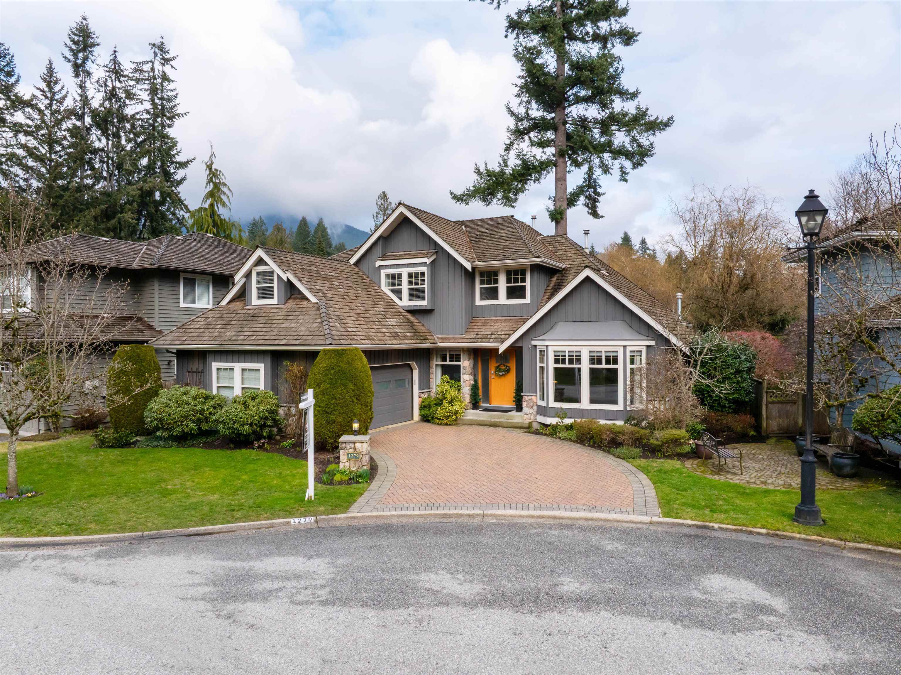 Photo de la propriété:  1279 Eldon Road  BC V7R 1T5 