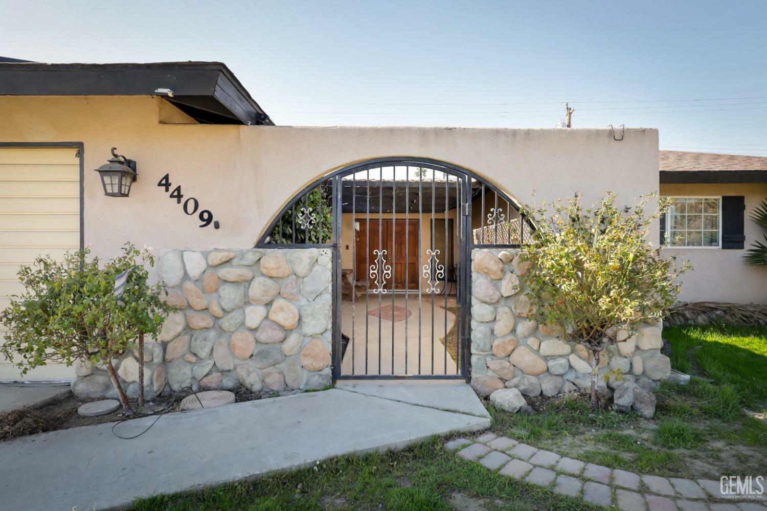 Property Photo:  4409 Alexander Street  CA 93307 